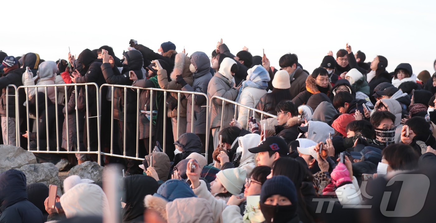 (울산=뉴스1) 김세은 기자 = 1일 한반도에서 해가 가장 먼저 떠오르는 울산 울주군 간절곶에는 \'붉은 말의 해\' 병오년(丙午年) 일출을 보기 위한 인파가 운집했다. 2026. …