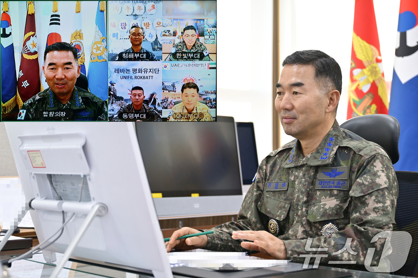 (서울=뉴스1) = 진영승 합참의장이 새해 첫 날인 1일 해외파병부대 장병들과 화상통화를 하고 있다. (합참 제공. 재판매 및 DB 금지) 2026.1.1/뉴스1