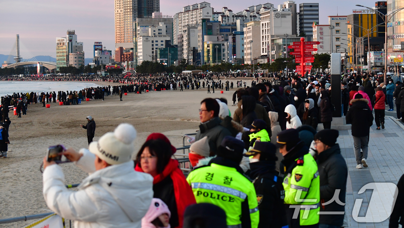 (포항=뉴스1) 최창호 기자 = 2026년 병오년 새해 첫 날인  1일 경북 포항시 영일대 해수욕장에서 모인 해맞이객들이 스마트폰으로 일출을 촬영하고 있다. 2026.1.1/뉴스1 …