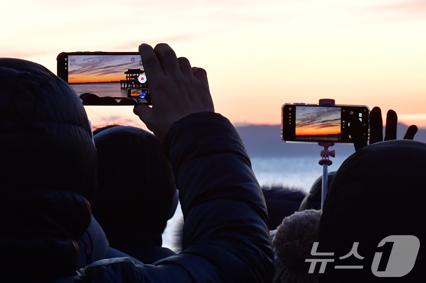 (포항=뉴스1) 최창호 기자 = 2026년 병오년 새해 첫 날인  1일 경북 포항시 영일대 해수욕장에서 모인 해맞이객들이 스마트폰으로 일출을 촬영하고 있다. 2026.1.1/뉴스1 …