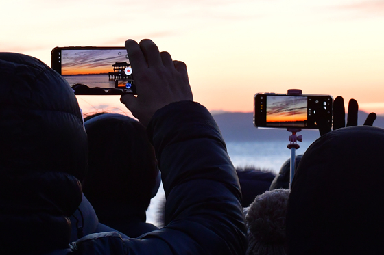병오년 새해 첫 일출 촬영하는 해맞이객