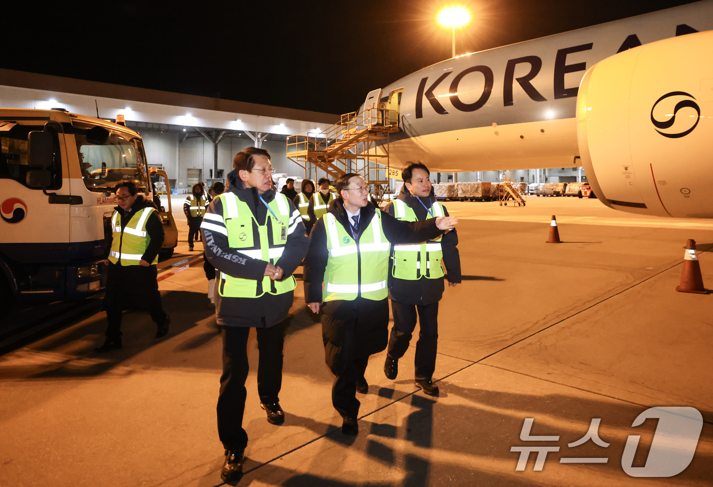 (서울=뉴스1) = 이명구 관세청장은 1일 새해 첫 현장 일정으로 인천공항 대한항공 화물터미널을 방문하여 반도체 수출화물 통관 현장을 점검하고 있다. (관세청 제공. 재판매 및 D …