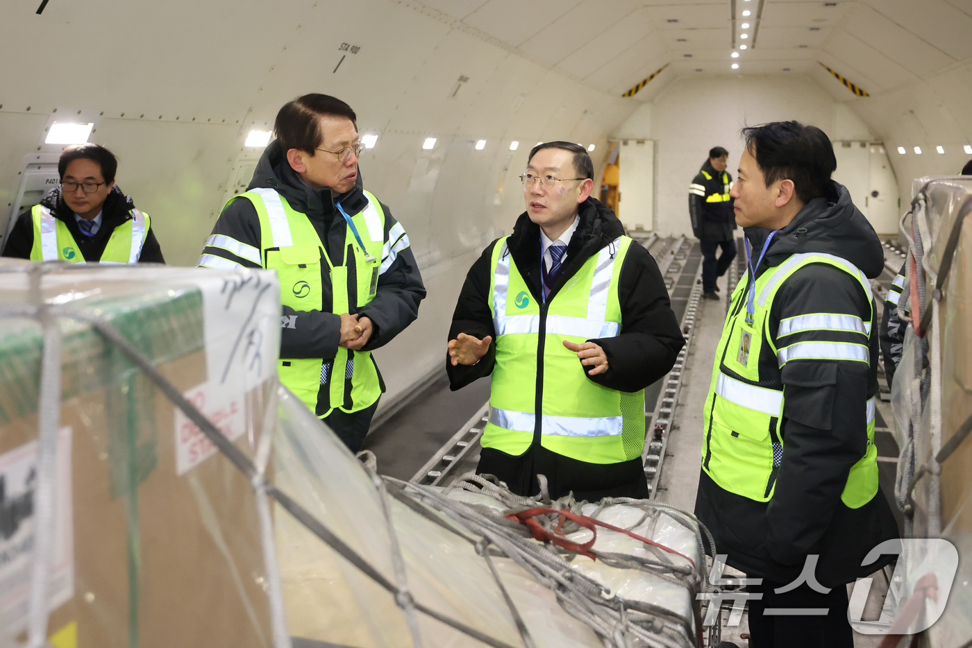 (서울=뉴스1) = 이명구 관세청장은 1일 새해 첫 현장 일정으로 인천공항 대한항공 화물터미널을 방문하여 반도체 수출화물 통관 현장을 점검하고 있다. (관세청 제공. 재판매 및 D …