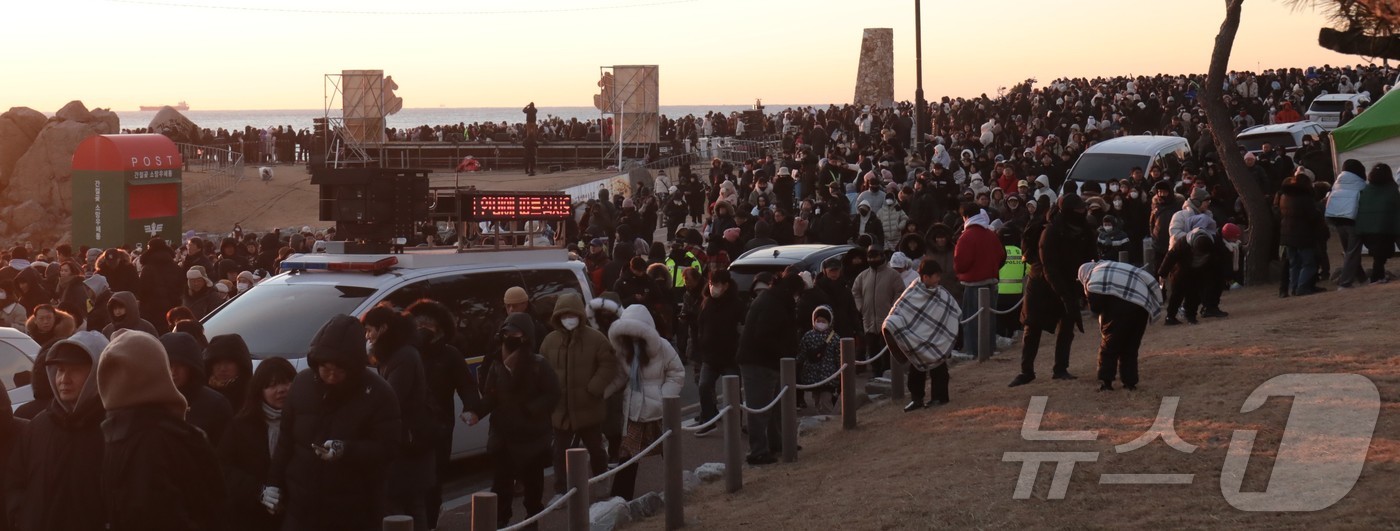 (울산=뉴스1) 김세은 기자 = 1일 한반도에서 해가 가장 먼저 떠오르는 울산 울주군 간절곶에는 \'붉은 말의 해\' 병오년(丙午年) 일출을 보기 위한 인파가 운집했다. 2026. …