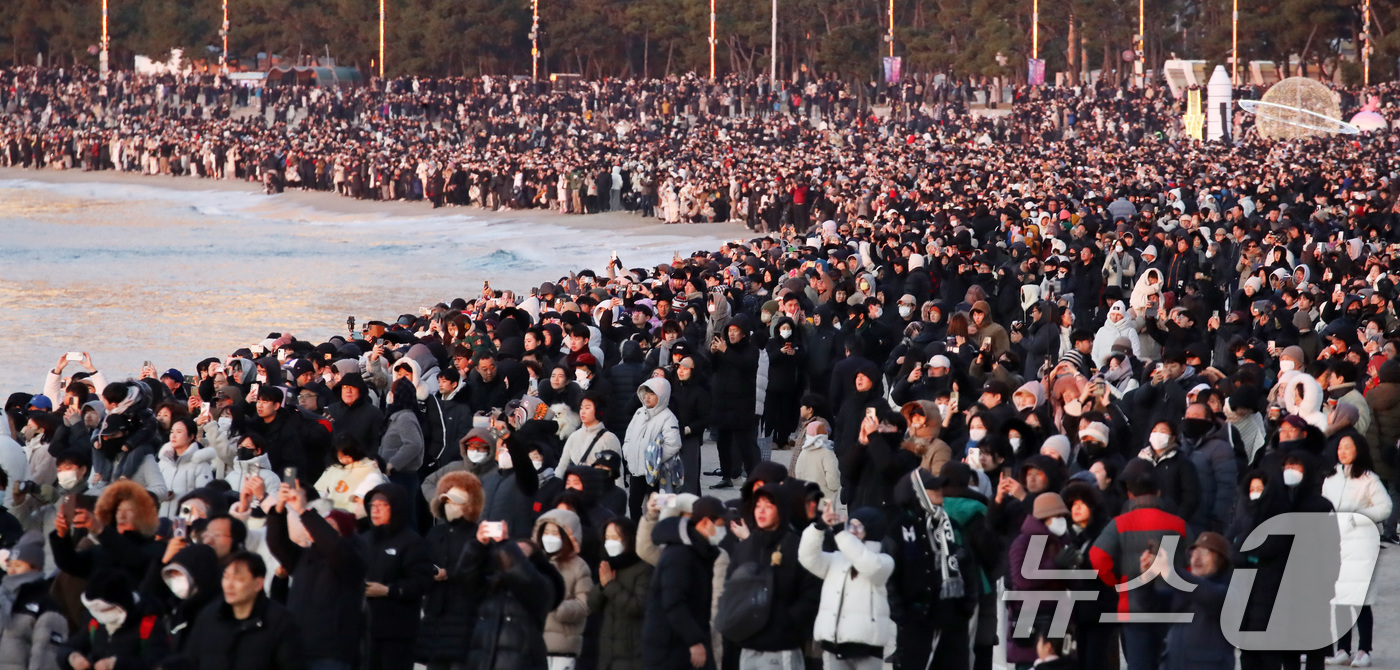 (부산=뉴스1) 윤일지 기자 = 2026년 병오년(丙午年) 새해 첫날인 1일 오전 부산 해운대해수욕장에서 시민들이 새해 첫 해돋이를 감상하고 있다. 2026.1.1/뉴스1
