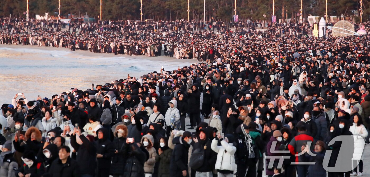 본문 이미지 - 2026년 병오년(丙午年) 새해 첫날인 1일 오전 부산 해운대해수욕장에서 시민들이 새해 첫 해돋이를 감상하고 있다. 2026.1.1/뉴스1 ⓒ News1 윤일지 기자