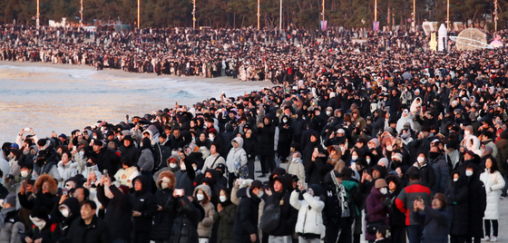 [종합] "적토마의 기운 받자"…부산 해맞이 13만 인파 '붉은 함성'