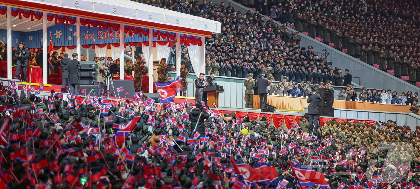 (평양 노동신문=뉴스1) = 북한 노동당 기관지 노동신문은 '2026년 신년경축공연'이 평양 5월1일경기장에서 성황리에 진행됐다고 1일 보도했다. [국내에서만 사용가능. 재배포 금 …