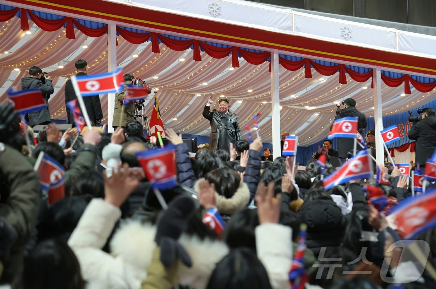 (평양 노동신문=뉴스1) = 북한 노동당 기관지 노동신문은 '2026년 신년경축공연'이 평양 5월1일경기장에서 성황리에 진행됐다고 1일 보도했다. [국내에서만 사용가능. 재배포 금 …