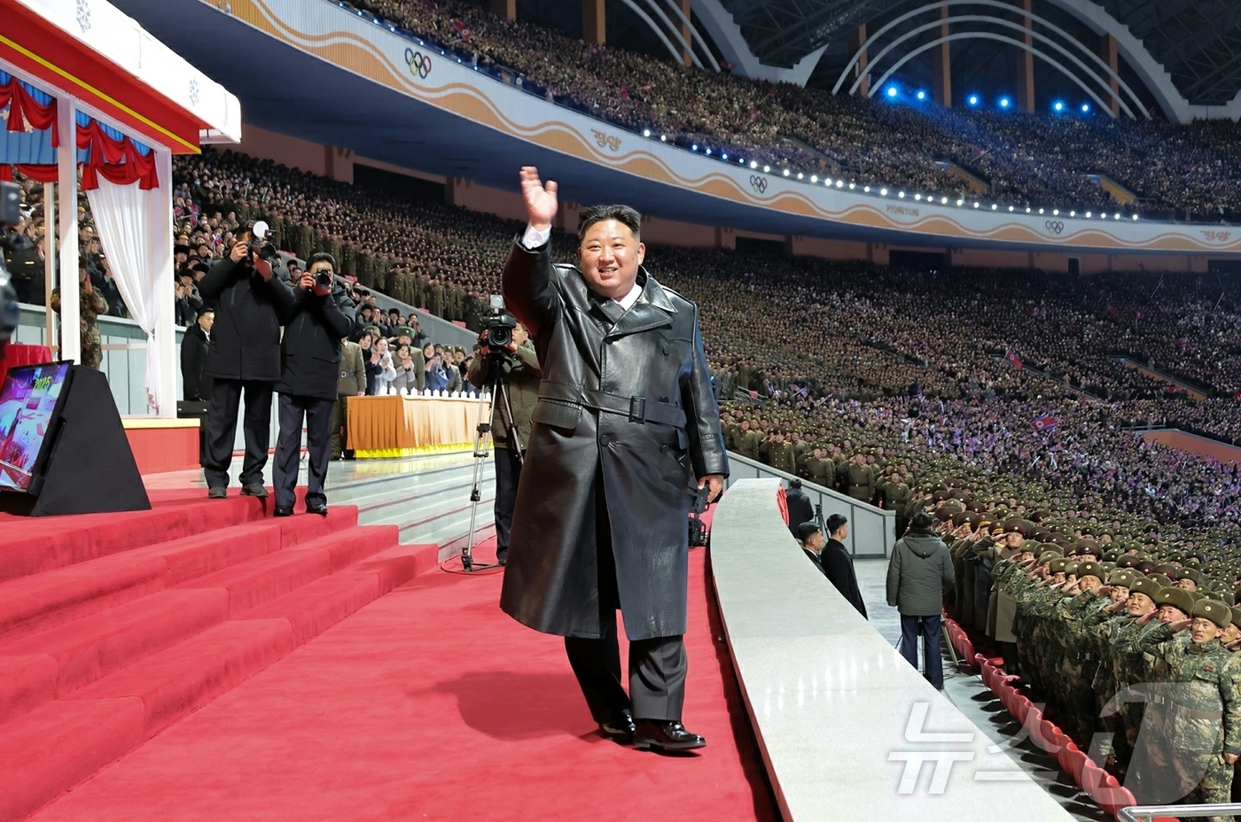 (평양 노동신문=뉴스1) = 북한 노동당 기관지 노동신문은 '2026년 신년경축공연'이 평양 5월1일경기장에서 성황리에 진행됐다고 1일 보도했다. [국내에서만 사용가능. 재배포 금 …