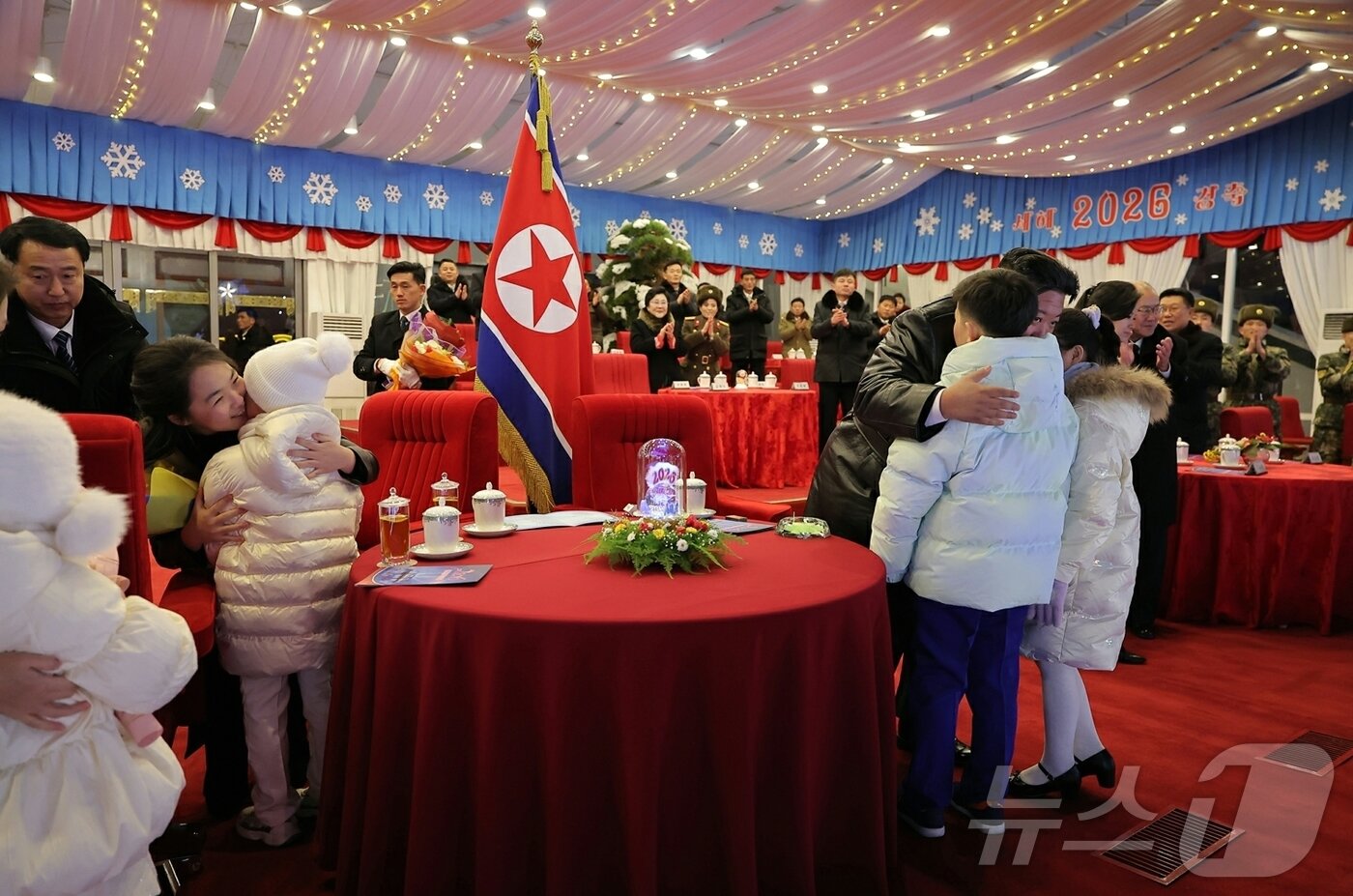 본문 이미지 - (평양 노동신문=뉴스1) = 북한 노동당 기관지 노동신문은 '2026년 신년경축공연'이 평양 '5월 1일 경기장' 에서 성황리에 진행됐다고 1일 보도했다. [국내에서만 사용가능. 재배포 금지. DB 금지. For Use Only in the Republic of Korea. Redistribution Prohibited] rodongphoto@news1.kr