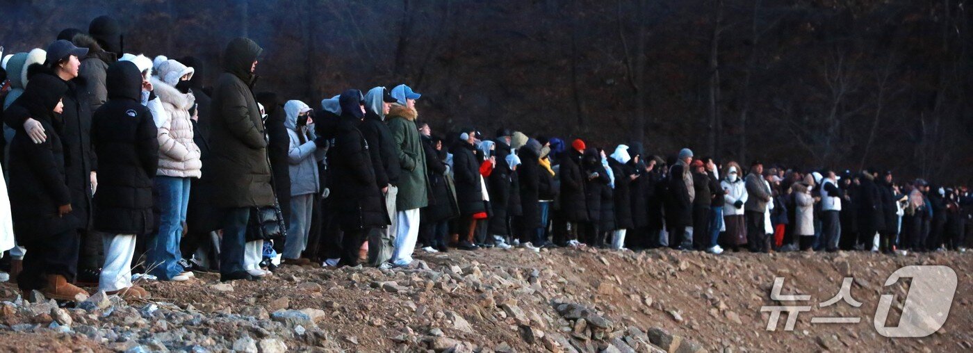 본문 이미지 - 수백명의 제천시민들은 1일 오전 7시 45분쯤 하하마을에서 서서히 해가 떠오르자, 소원을 빌고 있다.2026.1.1/뉴스1 손도언 기자  