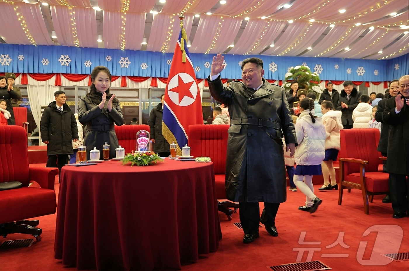 (평양 노동신문=뉴스1) = 북한 노동당 기관지 노동신문은 '2026년 신년경축공연'이 평양 5월1일경기장에서 성황리에 진행됐다고 1일 보도했다. [국내에서만 사용가능. 재배포 금 …