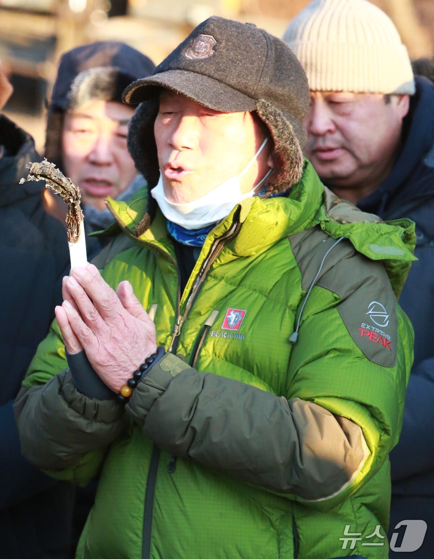 본문 이미지 -  제천시민이 소원지를 태우고 있다.2026.1.1/뉴스1 손도언 기자 