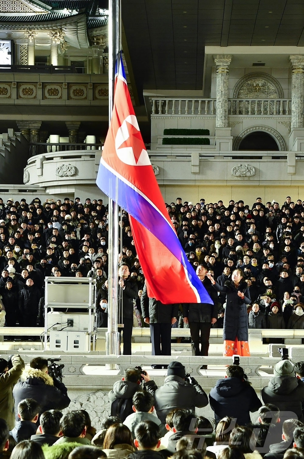 (평양 노동신문=뉴스1) = 북한 노동당 기관지 노동신문은 1일 "온 나라가 설레이는 속에 2026년 1월 1일 수도 평양의 김일성광장에서 국기게양식이 진행됐다"며 "정각 0시 새 …