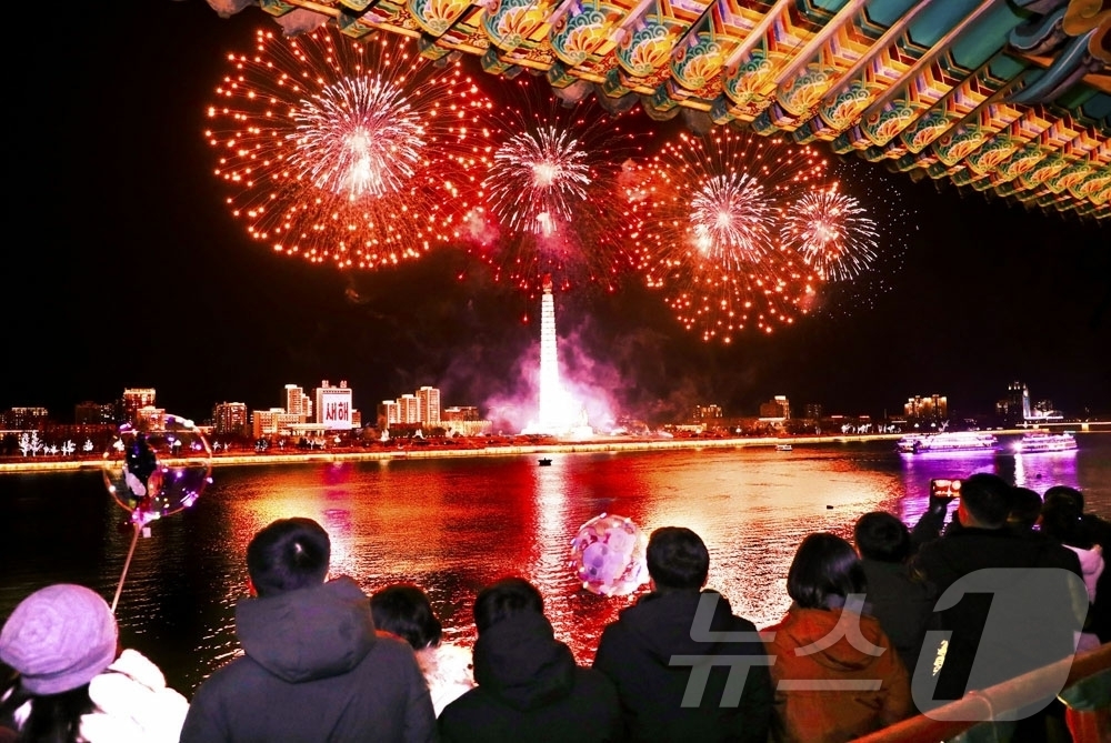 (평양 노동신문=뉴스1) = 북한 노동당 기관지 노동신문은 1일 "온 나라가 설레이는 속에 2026년 1월 1일 수도 평양의 김일성광장에서 국기게양식이 진행됐다"며 "정각 0시 새 …