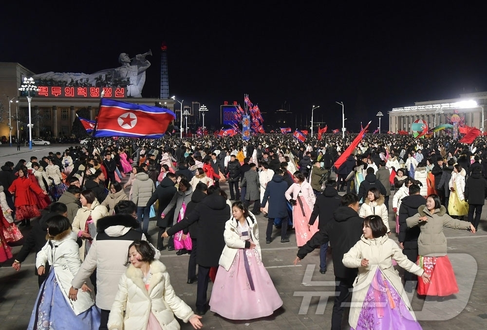 (평양 노동신문=뉴스1) = 북한 노동당 기관지 노동신문은 1일 "온 나라 인민의 애국 열의가 충천하는 속에 12월31일 밤 수도 평양의 김일성광장에서 2026년 새해에 즈음한 청 …