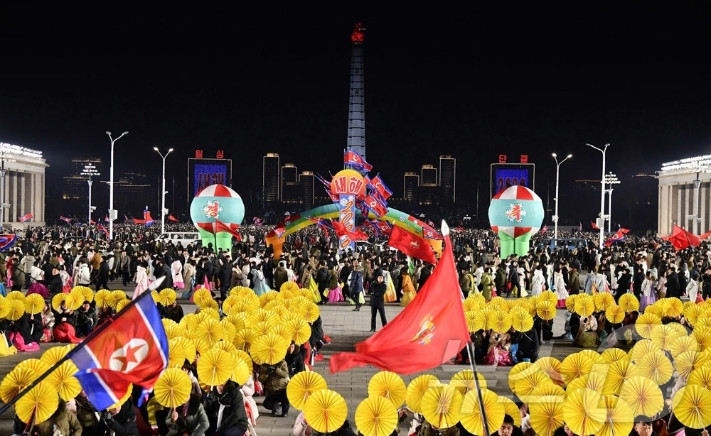 (평양 노동신문=뉴스1) = 북한 노동당 기관지 노동신문은 1일 "온 나라 인민의 애국 열의가 충천하는 속에 12월31일 밤 수도 평양의 김일성광장에서 2026년 새해에 즈음한 청 …