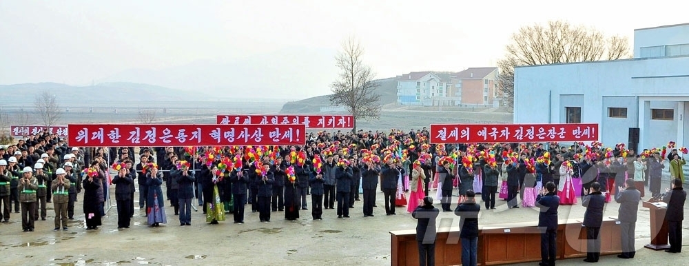 (평양 노동신문=뉴스1) = 북한 노동당 기관지 노동신문은 1일 "개성시농촌경리위원회 덕암농장에 공공 건물, 생산 건물들이 번듯하게 일떠섰다"고 선전했다. [국내에서만 사용가능. …