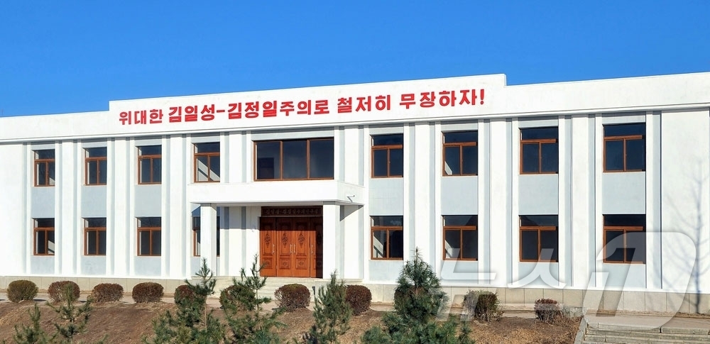 (평양 노동신문=뉴스1) = 북한 노동당 기관지 노동신문은 1일 "개성시농촌경리위원회 덕암농장에 공공 건물, 생산 건물들이 번듯하게 일떠섰다"고 선전했다.  [국내에서만 사용가능. …