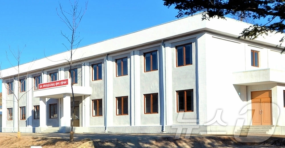 (평양 노동신문=뉴스1) = 북한 노동당 기관지 노동신문은 1일 "개성시농촌경리위원회 덕암농장에 공공 건물, 생산 건물들이 번듯하게 일떠섰다"고 선전했다.  [국내에서만 사용가능. …