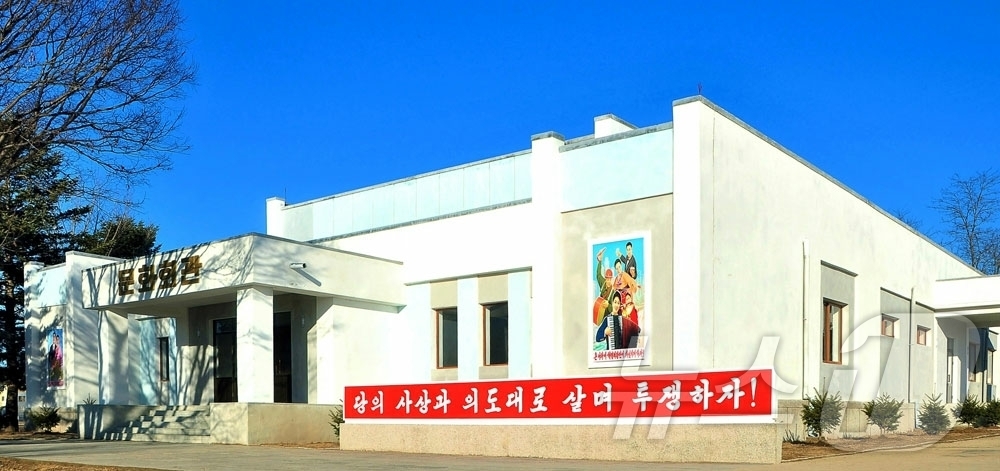 (평양 노동신문=뉴스1) = 북한 노동당 기관지 노동신문은 1일 "개성시농촌경리위원회 덕암농장에 공공 건물, 생산 건물들이 번듯하게 일떠섰다"고 선전했다.  [국내에서만 사용가능. …