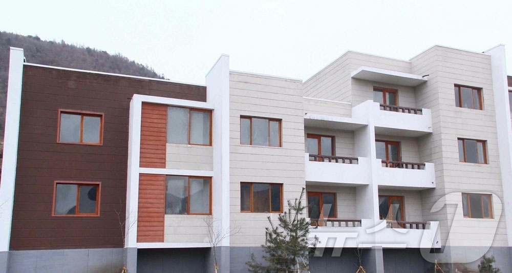 (평양 노동신문=뉴스1) = 북한 노동당 기관지 노동신문은 1일 "덕천시 구장농장·무안농장과 신양군 삼파농장에서 새집들이를 진행했다"고 보도했다. [국내에서만 사용가능. 재배포 금 …