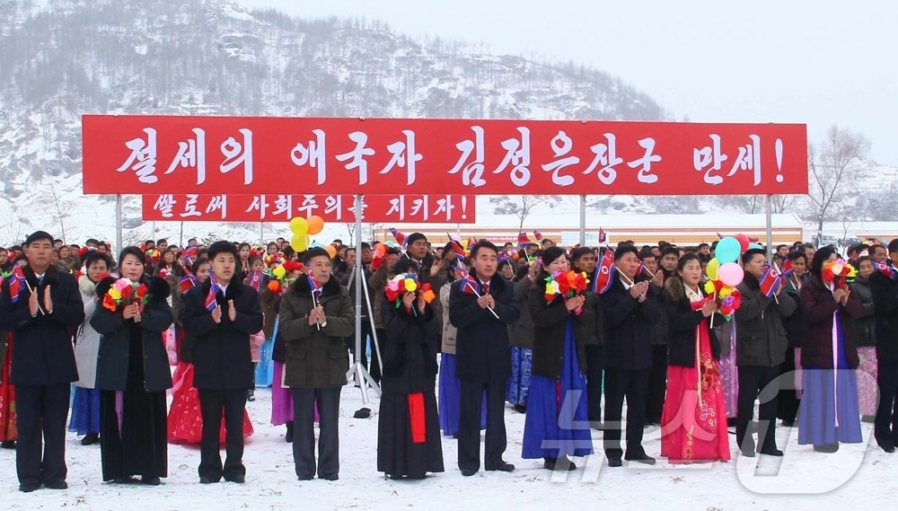 (평양 노동신문=뉴스1) = 북한 노동당 기관지 노동신문은 1일 "덕천시 구장농장·무안농장과 신양군 삼파농장에서 새집들이를 진행했다"고 보도했다. [국내에서만 사용가능. 재배포 금 …