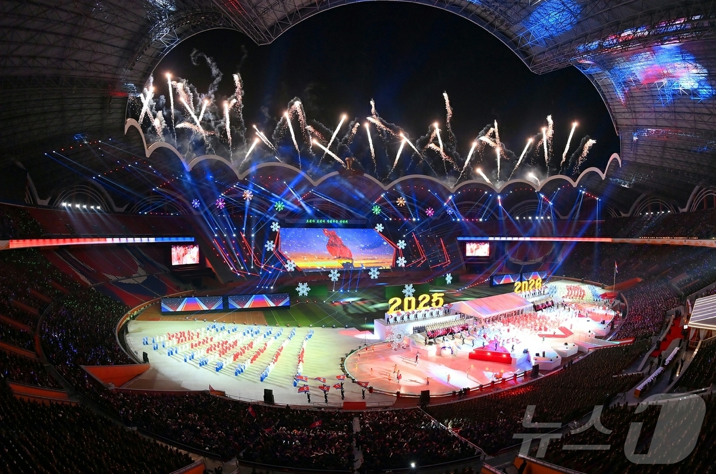 (평양 노동신문=뉴스1) = 북한 노동당 기관지 노동신문은 '2026년 신년경축공연'이 평양 5월1일경기장에서 성황리에 진행됐다고 1일 보도했다. [국내에서만 사용가능. 재배포 금 …