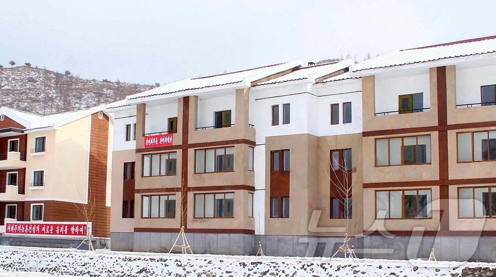 (평양 노동신문=뉴스1) = 북한 노동당 기관지 노동신문은 1일 "덕천시 구장농장·무안농장과 신양군 삼파농장에서 새집들이를 진행했다"고 보도했다. [국내에서만 사용가능. 재배포 금 …