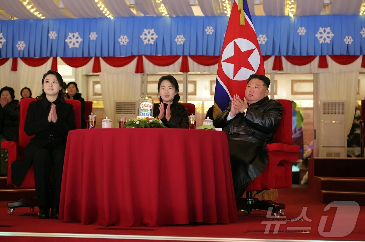 본문 이미지 - (평양 노동신문=뉴스1) = 지난 1일에 열린 '2026년 신년 경축공연'에 참석한 김정은 노동당 총비서(오른쪽)와 주애(가운데), 리설주 여사. [국내에서만 사용가능. 재배포 금지. DB 금지. For Use Only in the Republic of Korea. Redistribution Prohibited] rodongphoto@news1.kr