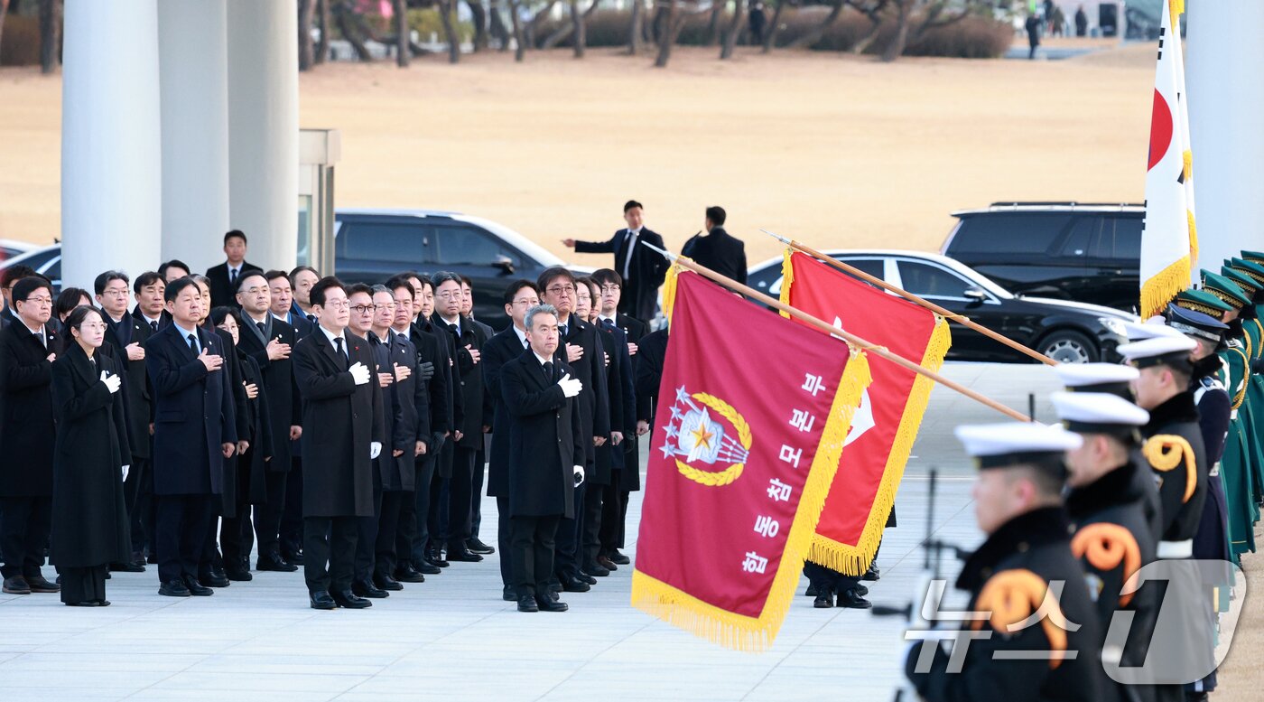 본문 이미지 - 이재명 대통령이 새해 첫 날인 1일 서울 동작구 국립서울현충원에서 참배하기 위해 현충탑으로 향하던 중 국민의례를 하고 있다. (청와대통신사진기자단) 2026.1.1/뉴스1 ⓒ News1 이재명 기자