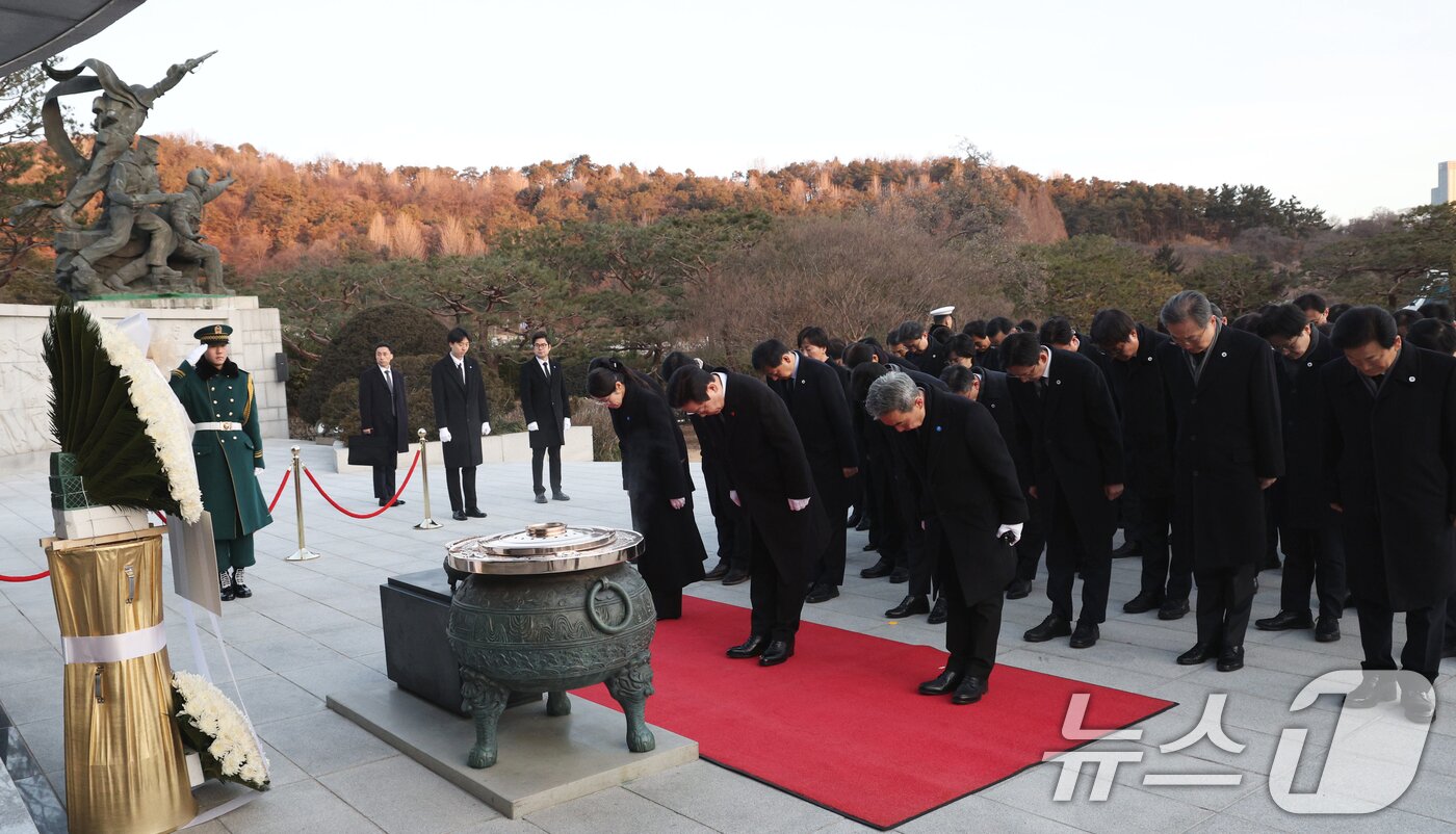 본문 이미지 - 이재명 대통령이 새해 첫 날인 1일 서울 동작구 국립서울현충원에서 현충탑에 참배하고 있다. (청와대통신사진기자단) 2026.1.1/뉴스1 ⓒ News1 이재명 기자