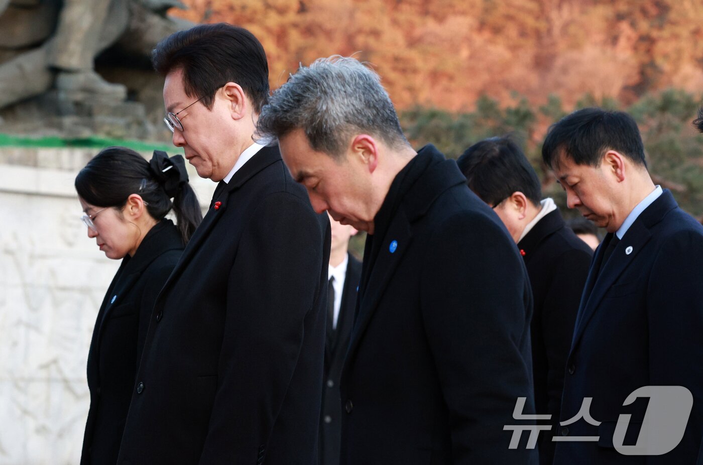 본문 이미지 - 이재명 대통령이 새해 첫 날인 1일 서울 동작구 국립서울현충원에서 현충탑에 참배하고 있다. (청와대통신사진기자단) 2026.1.1/뉴스1 ⓒ News1 이재명 기자