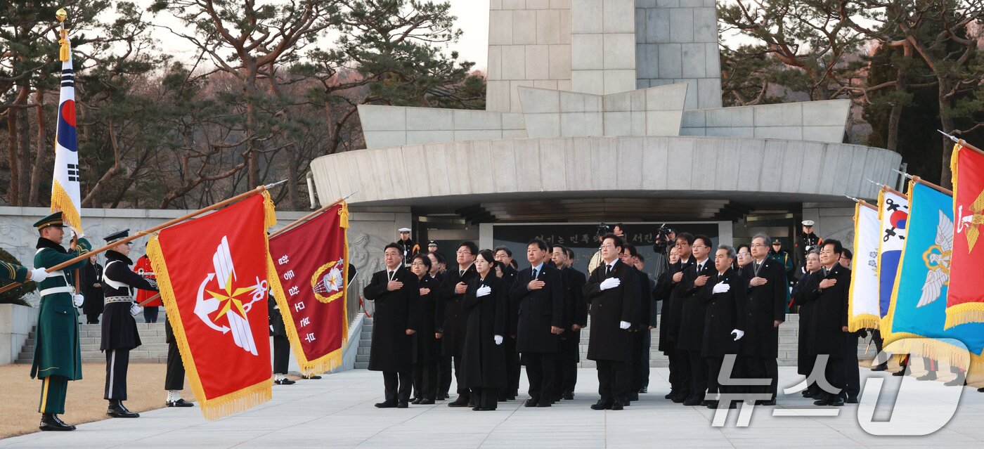 본문 이미지 - 이재명 대통령이 새해 첫 날인 1일 서울 동작구 국립서울현충원에서 참배를 마친 후 되돌아 나오고 있다. (청와대통신사진기자단) 2026.1.1/뉴스1 ⓒ News1 이재명 기자