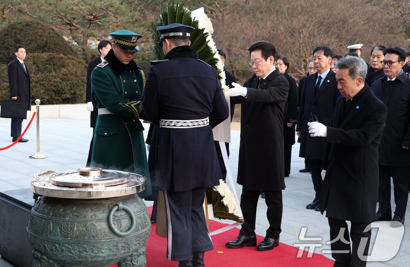 본문 이미지 - 이재명 대통령이 새해 첫 날인 1일 서울 동작구 국립서울현충원에서 현충탑에 헌화하고 있다. (청와대통신사진기자단) 2026.1.1/뉴스1 ⓒ News1 이재명 기자