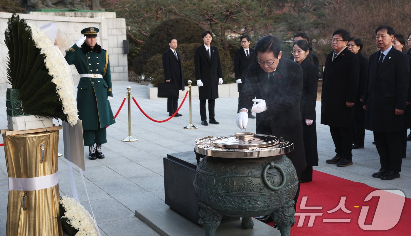 본문 이미지 - 이재명 대통령이 새해 첫 날인 1일 서울 동작구 국립서울현충원에서 현충탑에 분향하고 있다. (청와대통신사진기자단) 2026.1.1/뉴스1 ⓒ News1 이재명 기자