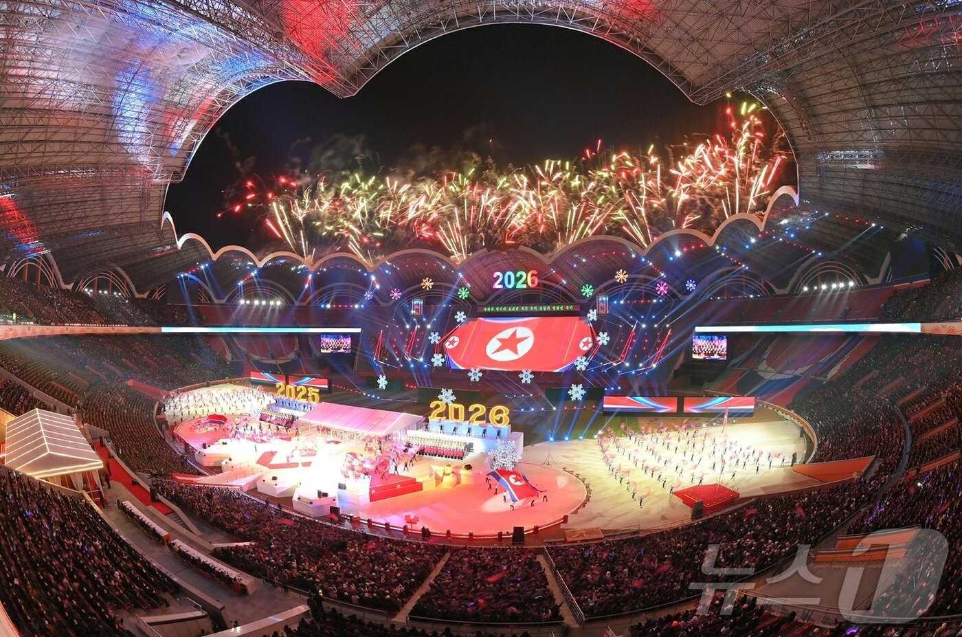 본문 이미지 - (평양 노동신문=뉴스1) = 북한 노동당 기관지 노동신문은 '2026년 신년경축공연'이 평양 '5월 1일 경기장' 에서 성황리에 진행됐다고 1일 보도했다. [국내에서만 사용가능. 재배포 금지. DB 금지. For Use Only in the Republic of Korea. Redistribution Prohibited] rodongphoto@news1.kr