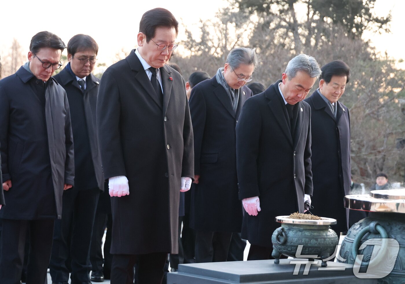 본문 이미지 - 이재명 대통령이 새해 첫 날인 1일 서울 동작구 국립서울현충원에서 현충탑에 참배하고 있다. (청와대통신사진기자단) 2026.1.1/뉴스1 ⓒ News1 이재명 기자