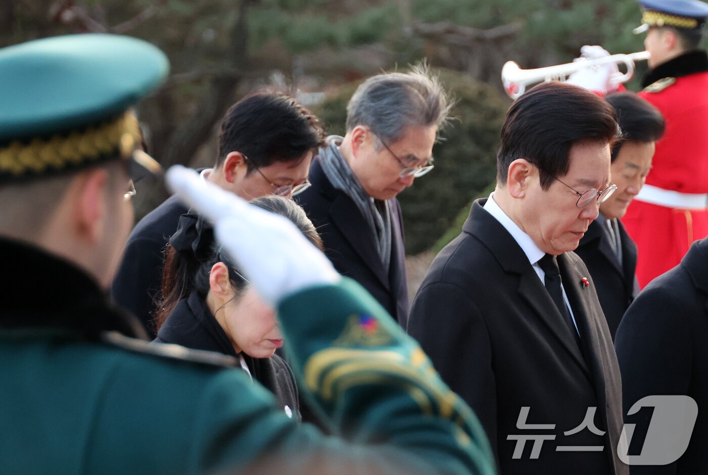 본문 이미지 - 이재명 대통령이 새해 첫 날인 1일 서울 동작구 국립서울현충원에서 현충탑에 참배하고 있다. (청와대통신사진기자단) 2026.1.1/뉴스1 ⓒ News1 이재명 기자