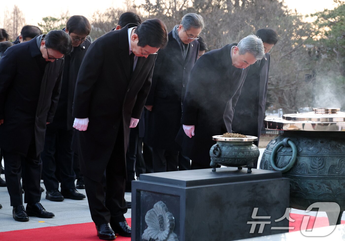 본문 이미지 - 이재명 대통령이 새해 첫 날인 1일 서울 동작구 국립서울현충원에서 현충탑에 참배하고 있다. (청와대통신사진기자단) 2026.1.1/뉴스1 ⓒ News1 이재명 기자