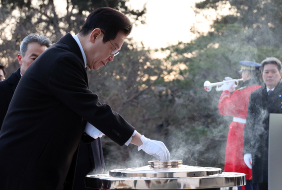 [뉴스1 PICK]새해 첫 날 현충원 참배 나선 이재명 대통령…"국민과 함께"