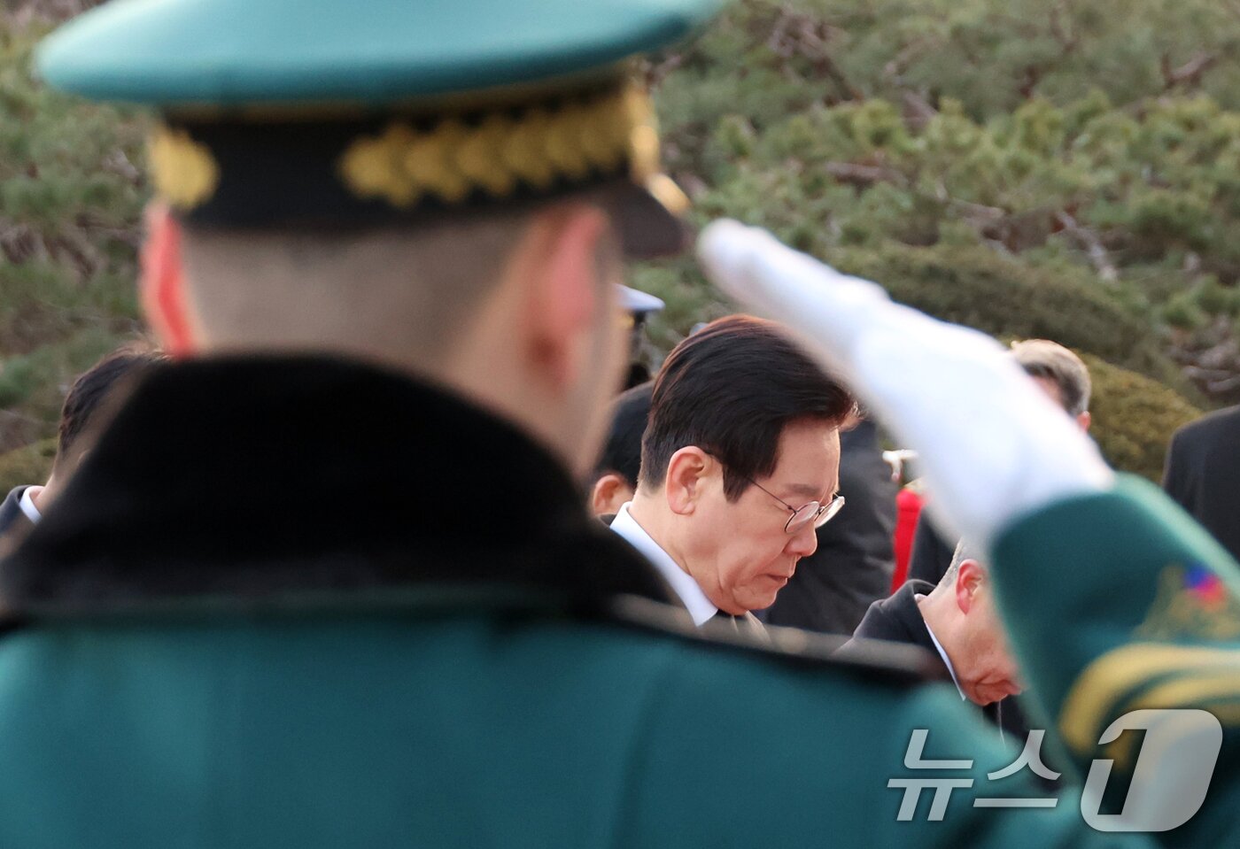 본문 이미지 - 이재명 대통령이 새해 첫 날인 1일 서울 동작구 국립서울현충원에서 현충탑에 참배하고 있다. (청와대통신사진기자단) 2026.1.1/뉴스1 ⓒ News1 이재명 기자