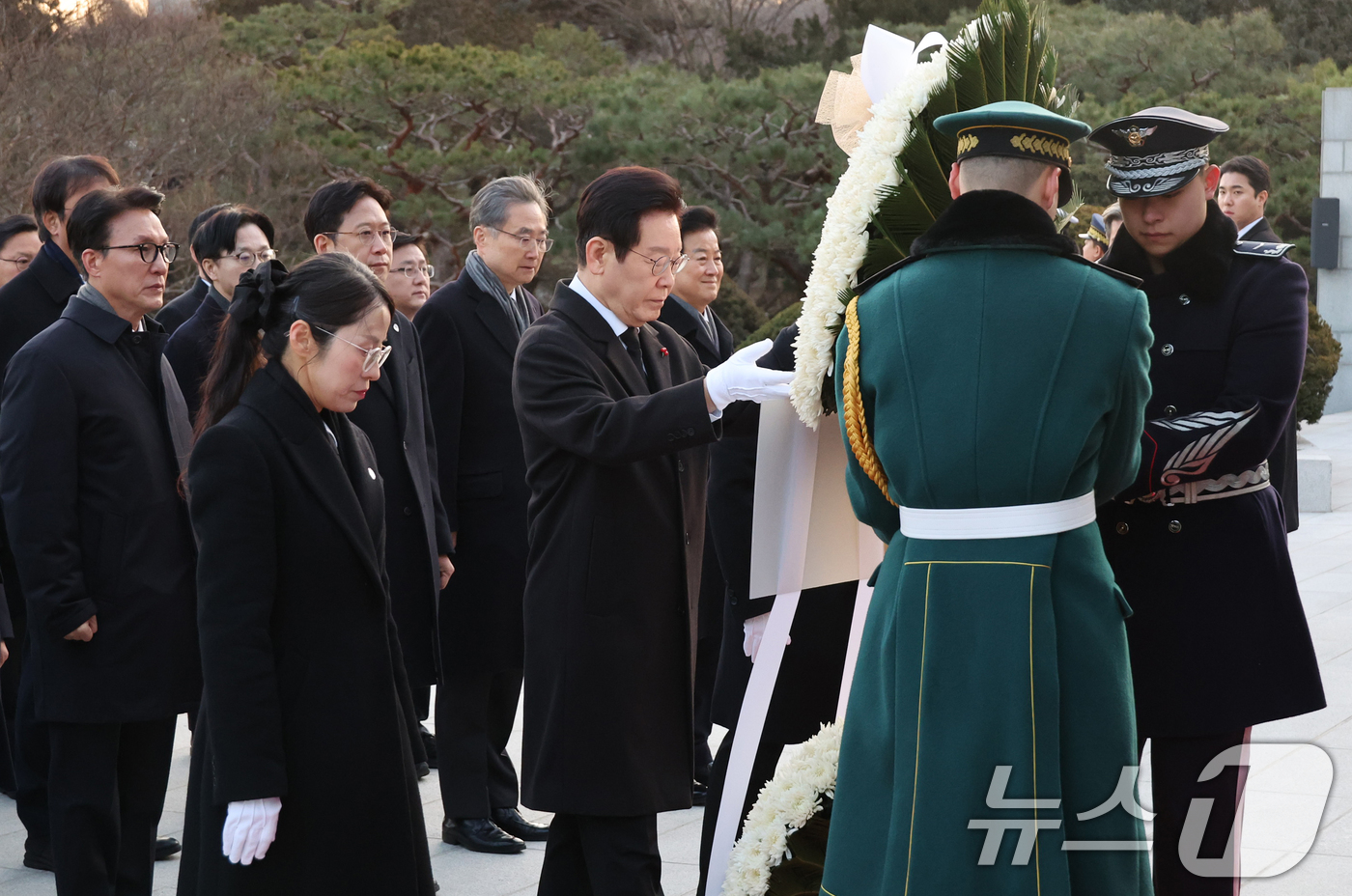 (서울=뉴스1) 이재명 기자 = 이재명 대통령이 새해 첫 날인 1일 서울 동작구 국립서울현충원에서 현충탑에 헌화하고 있다. (청와대통신사진기자단) 2026.1.1/뉴스1