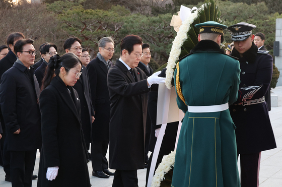 헌화 하는 이재명 대통령