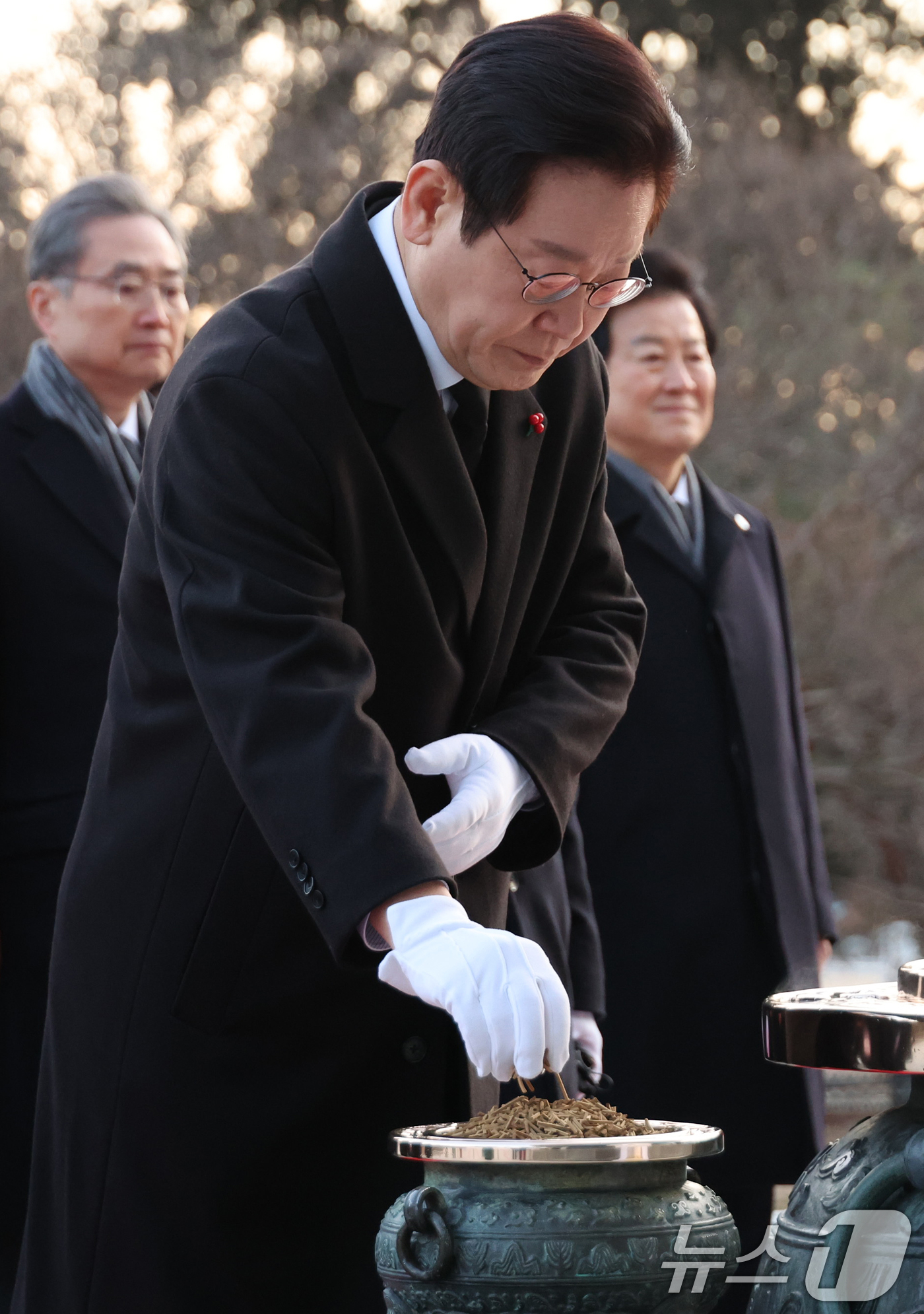 (서울=뉴스1) 이재명 기자 = 이재명 대통령이 새해 첫 날인 1일 서울 동작구 국립서울현충원에서 현충탑에 분향을 하고 있다. (청와대통신사진기자단) 2026.1.1/뉴스1