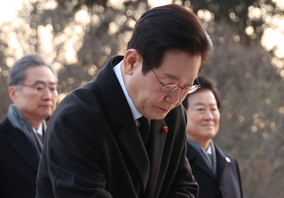 현충탑에 분향하는 이재명 대통령