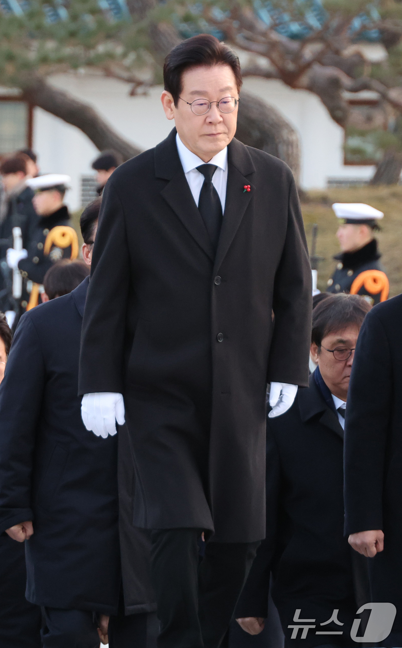 (서울=뉴스1) 이재명 기자 = 이재명 대통령이 새해 첫 날인 1일 서울 동작구 국립서울현충원에서 참배하기 위해 현충탑으로 향하고 있다. (청와대통신사진기자단) 2026.1.1/뉴 …