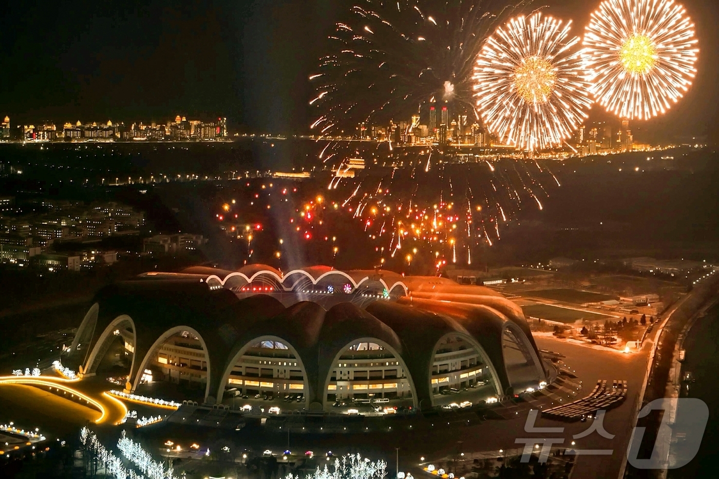 (평양 노동신문=뉴스1) = 북한 노동당 기관지 노동신문은 '2026년 신년경축공연'이 평양 5월1일경기장에서 성황리에 진행됐다고 1일 보도했다. [국내에서만 사용가능. 재배포 금 …