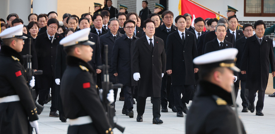 현충탑 향하는 이재명 대통령